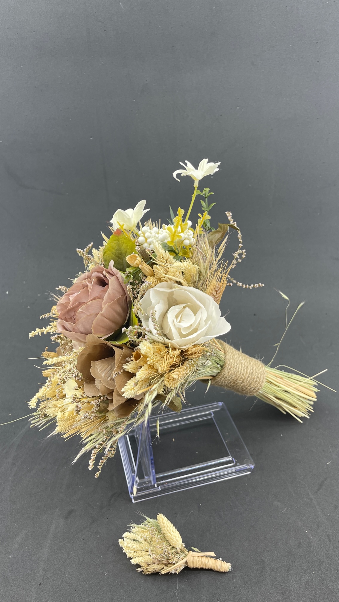 Mor Tonlarda Ekru Çiçeklerle Süslü Aranjman Gelin Buketi Ve Damat Yaka Çiçeği Mor Tonlarda Ekru Çiçeklerle Süslü Aranjman Gelin Buketi Ve Damat Yaka Çiçeği