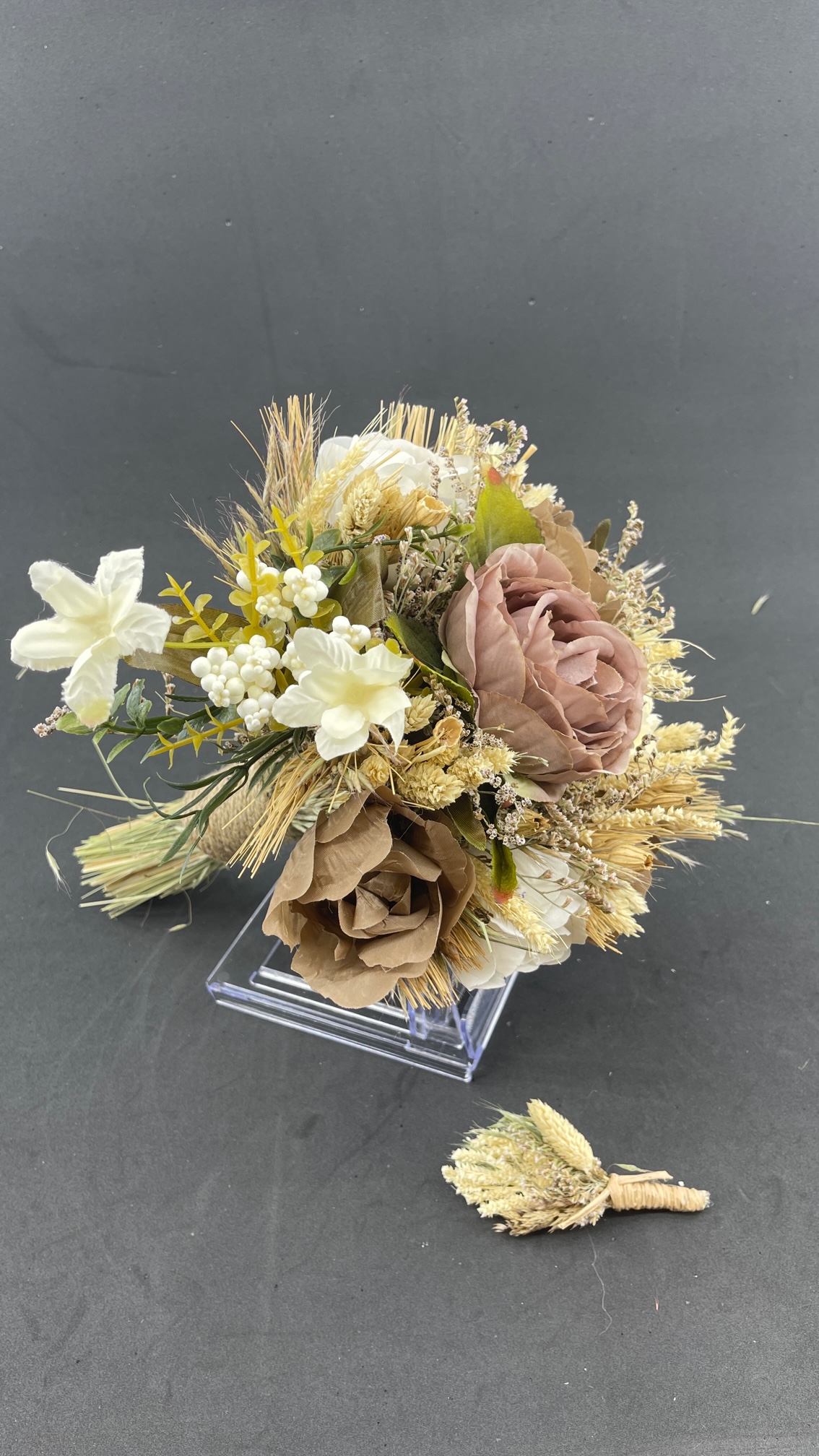 Mor Tonlarda Ekru Çiçeklerle Süslü Aranjman Gelin Buketi Ve Damat Yaka Çiçeği Mor Tonlarda Ekru Çiçeklerle Süslü Aranjman Gelin Buketi Ve Damat Yaka Çiçeği