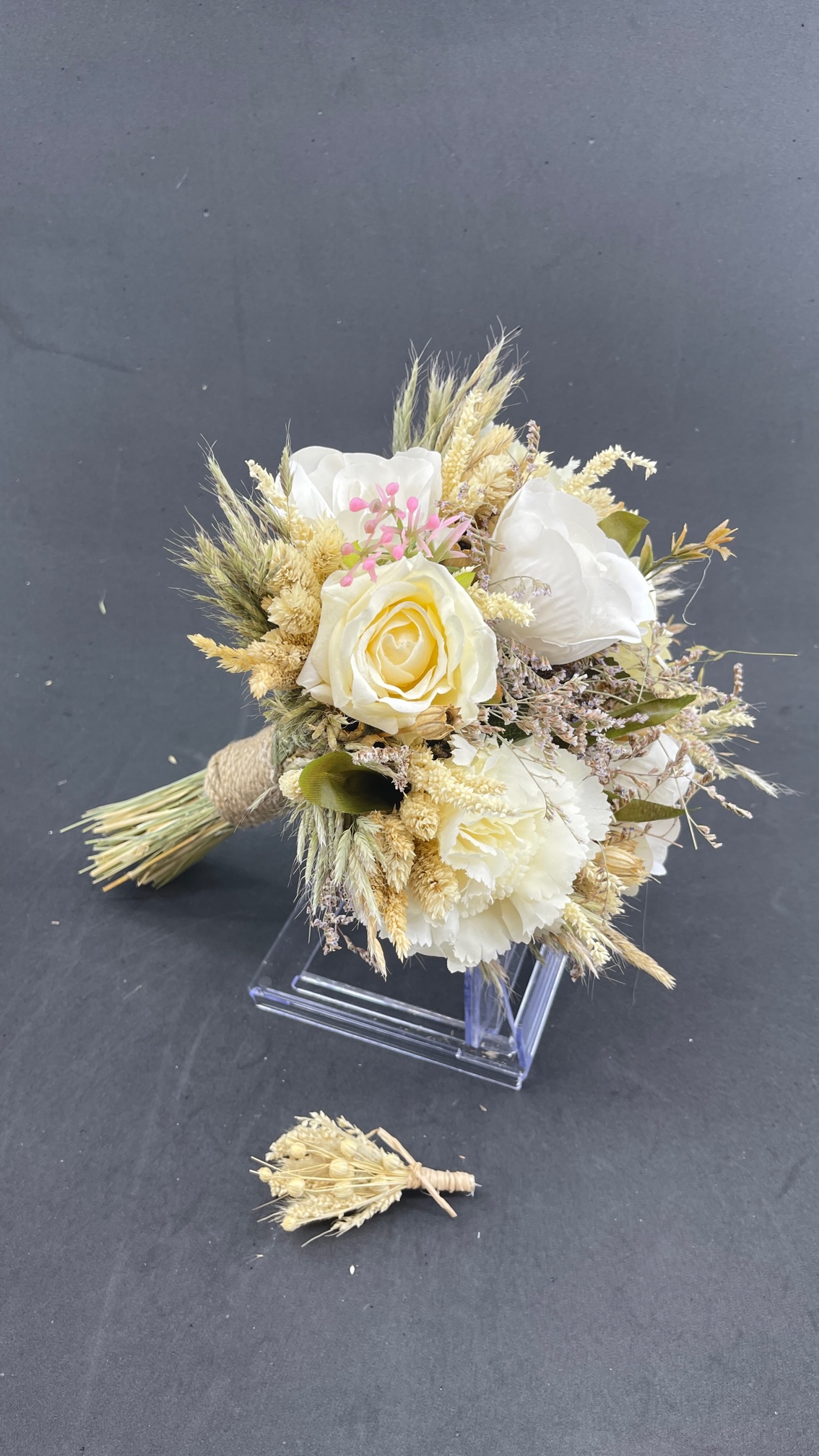 Beyaz Ekru Krem Tonlarda Yaprak Detaylı Aranjman Gelin Buketi Ve Damat Yaka Çiçeği Beyaz Ekru Krem Tonlarda Yaprak Detaylı Aranjman Gelin Buketi Ve Damat Yaka Çiçeği