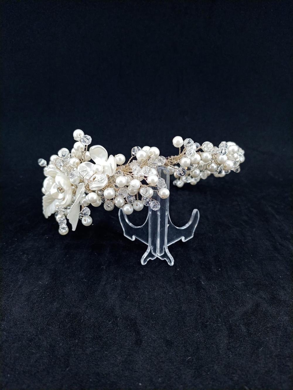 Beyaz İnciler Ve Kristallerle Süslenmiş Çiçek Detayları Olan Gelin Tacı Beyaz İnciler Ve Kristallerle Süslenmiş Çiçek Detayları Olan Gelin Tacı