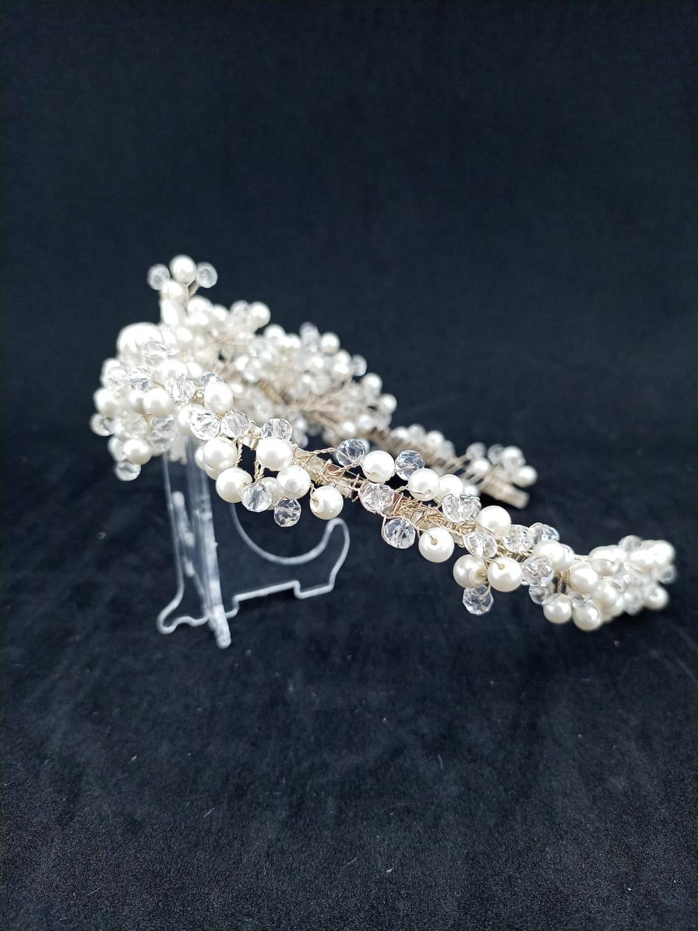 Beyaz İnciler Ve Kristallerle Süslenmiş Çiçek Detayları Olan Gelin Tacı Beyaz İnciler Ve Kristallerle Süslenmiş Çiçek Detayları Olan Gelin Tacı