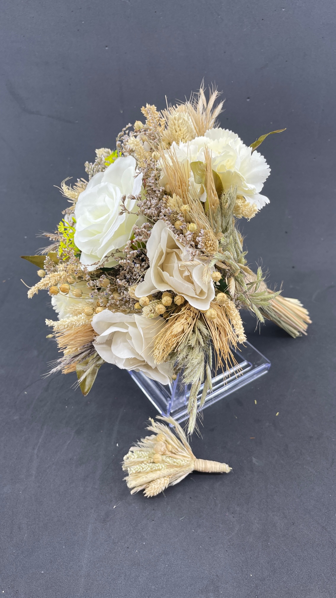 Cipsolar Ve Başaklarla Süslenmiş Beyaz Gül Gelin Buketi Ve Damat Yaka Çiçeği Cipsolar Ve Başaklarla Süslenmiş Beyaz Gül Gelin Buketi Ve Damat Yaka Çiçeği