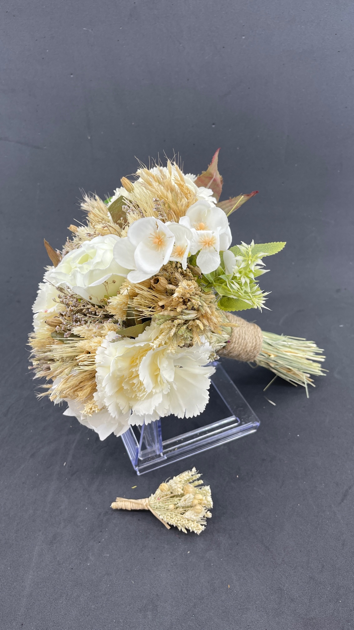 Cipsolar Ve Başaklarla Süslenmiş Krem Beyaz Gül Gelin Buketi Ve Damat Yaka Çiçeği Cipsolar Ve Başaklarla Süslenmiş Krem Beyaz Gül Gelin Buketi Ve Damat Yaka Çiçeği