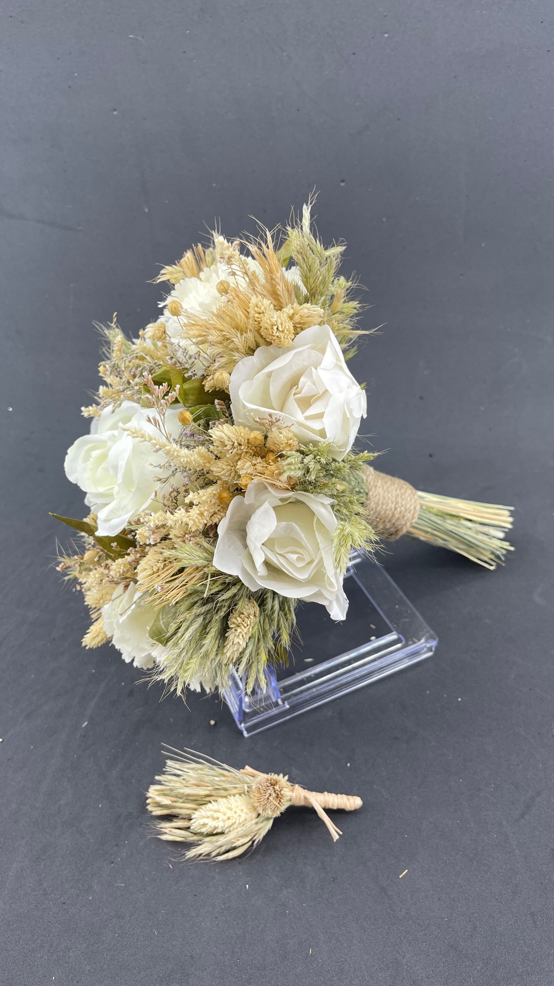 Cipsolar Ve Başaklarla Süslenmiş Kırık Beyaz Gül Gelin Buketi Ve Damat Yaka Çiçeği Cipsolar Ve Başaklarla Süslenmiş Kırık Beyaz Gül Gelin Buketi Ve Damat Yaka Çiçeği