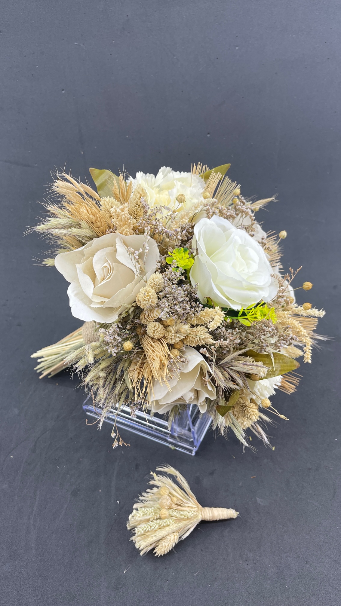 Cipsolar Ve Başaklarla Süslenmiş Beyaz Gül Gelin Buketi Ve Damat Yaka Çiçeği Cipsolar Ve Başaklarla Süslenmiş Beyaz Gül Gelin Buketi Ve Damat Yaka Çiçeği