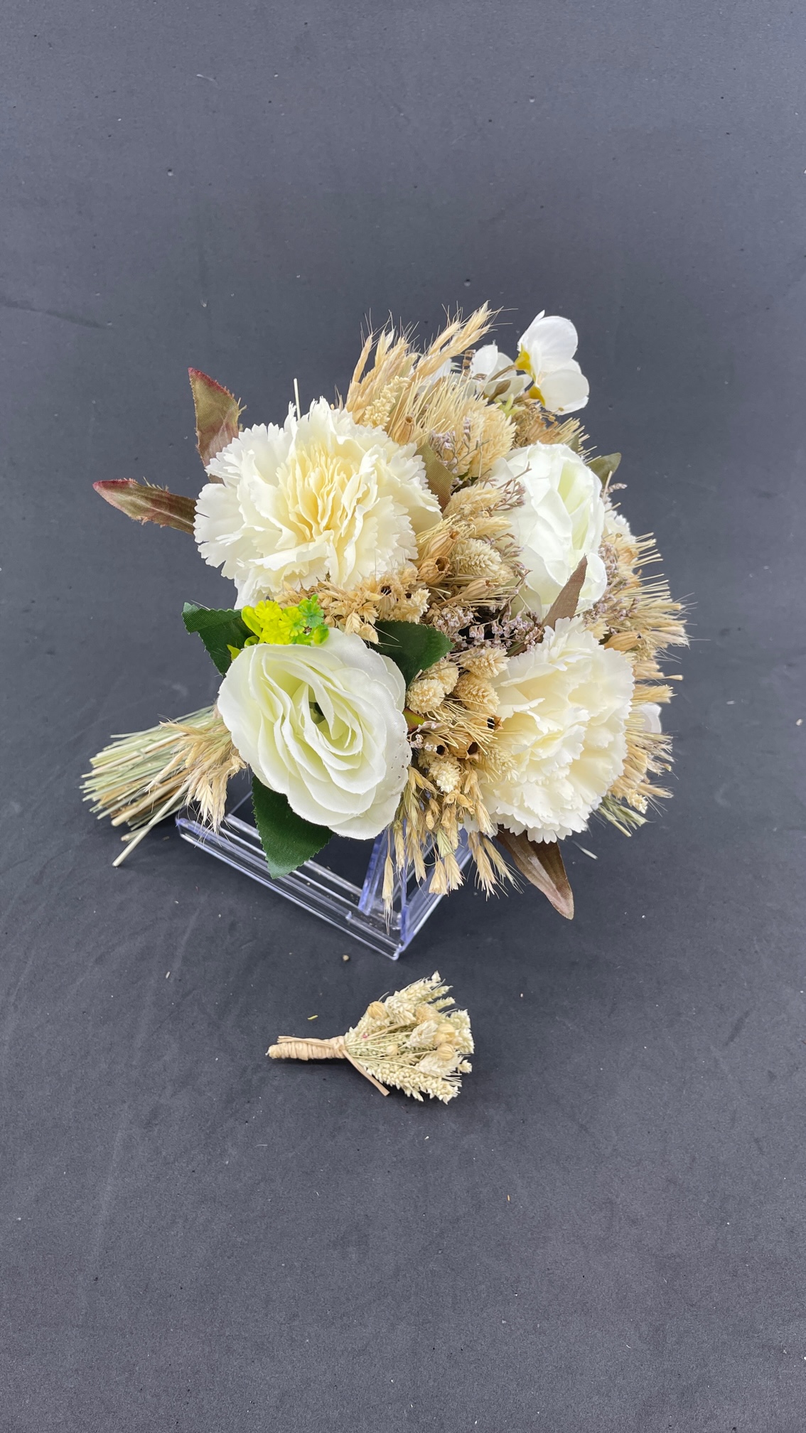 Cipsolar Ve Başaklarla Süslenmiş Krem Beyaz Gül Gelin Buketi Ve Damat Yaka Çiçeği Cipsolar Ve Başaklarla Süslenmiş Krem Beyaz Gül Gelin Buketi Ve Damat Yaka Çiçeği