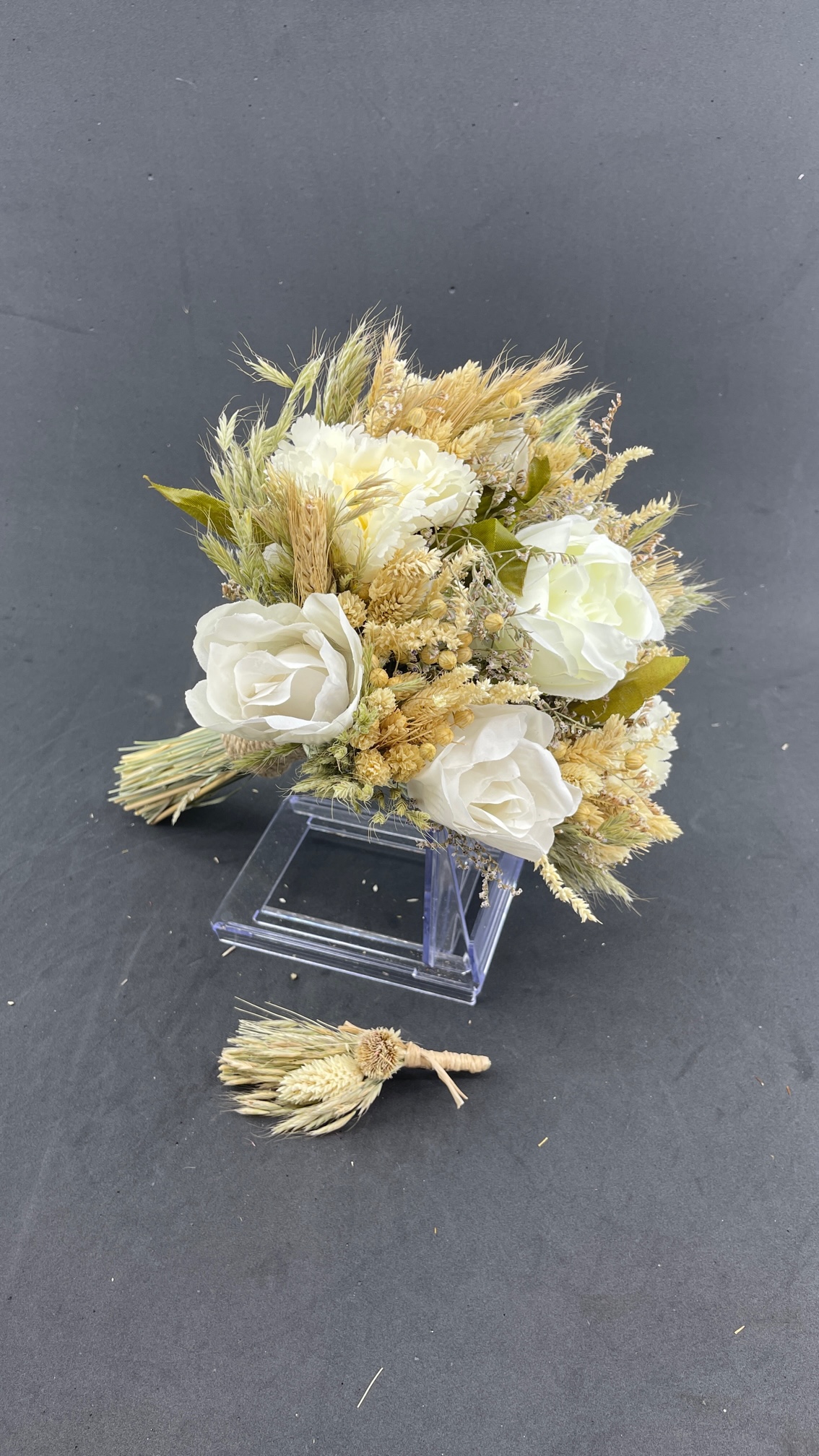 Cipsolar Ve Başaklarla Süslenmiş Kırık Beyaz Gül Gelin Buketi Ve Damat Yaka Çiçeği Cipsolar Ve Başaklarla Süslenmiş Kırık Beyaz Gül Gelin Buketi Ve Damat Yaka Çiçeği