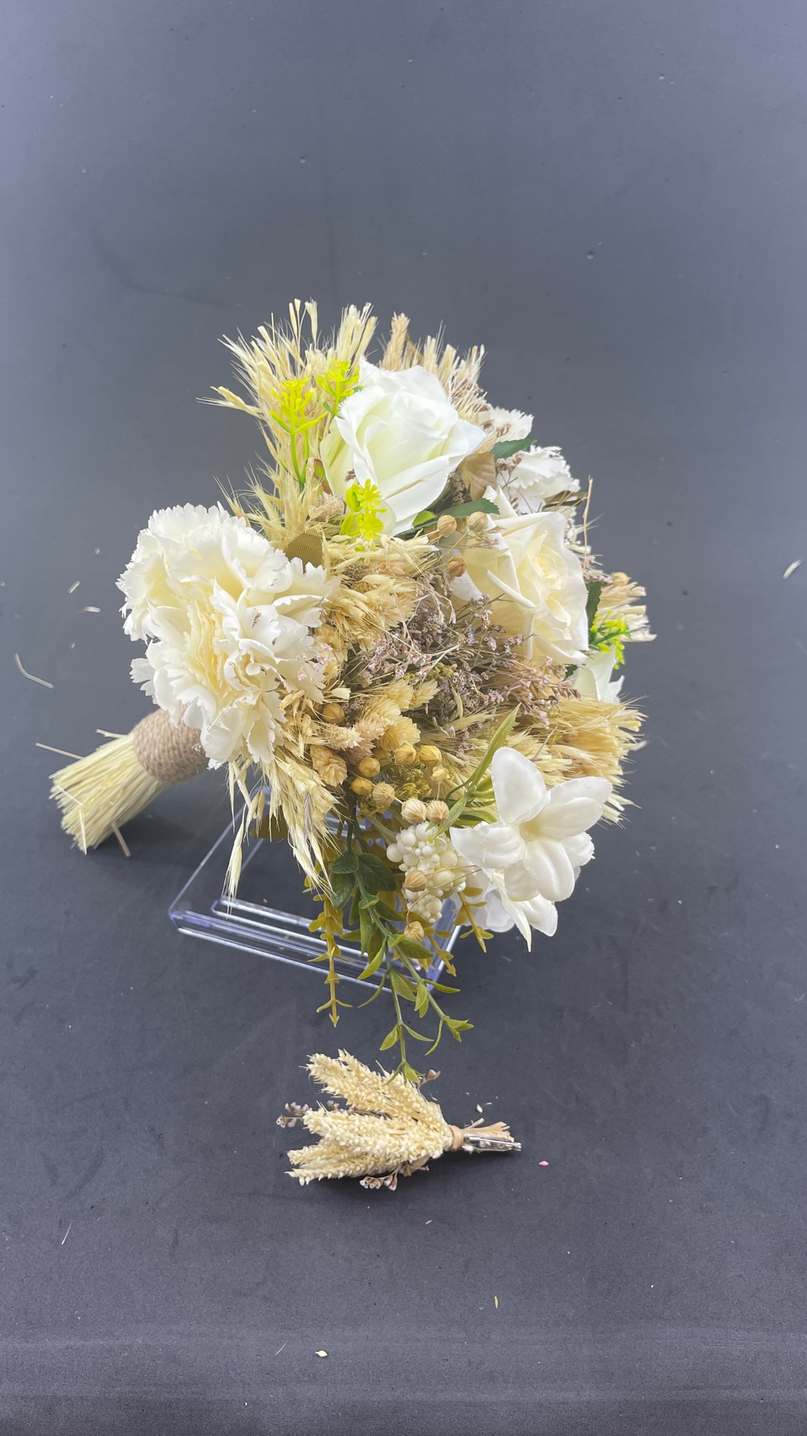 Ekru Beyaz Tonlarda Krem Cipsolarla Süslüi Gardenya Gelin Buketi Ve Damat Yaka Çiçeği Ekru Beyaz Tonlarda Krem Cipsolarla Süslüi Gardenya Gelin Buketi Ve Damat Yaka Çiçeği