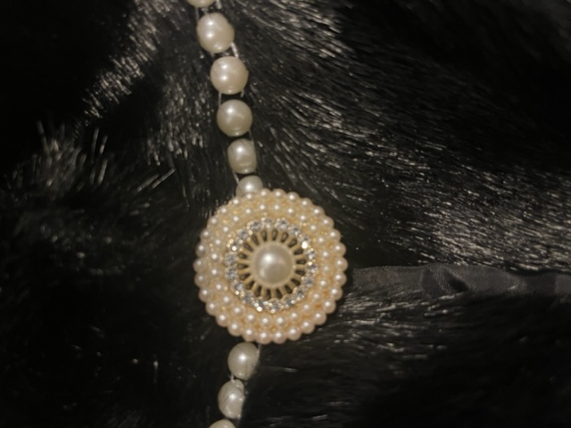 Geniş Kollu İnci Ve Broş Detaylarına Sahip Gelin Etol Kürk Bolero Geniş Kollu İnci Ve Broş Detaylarına Sahip Gelin Etol Kürk Bolero