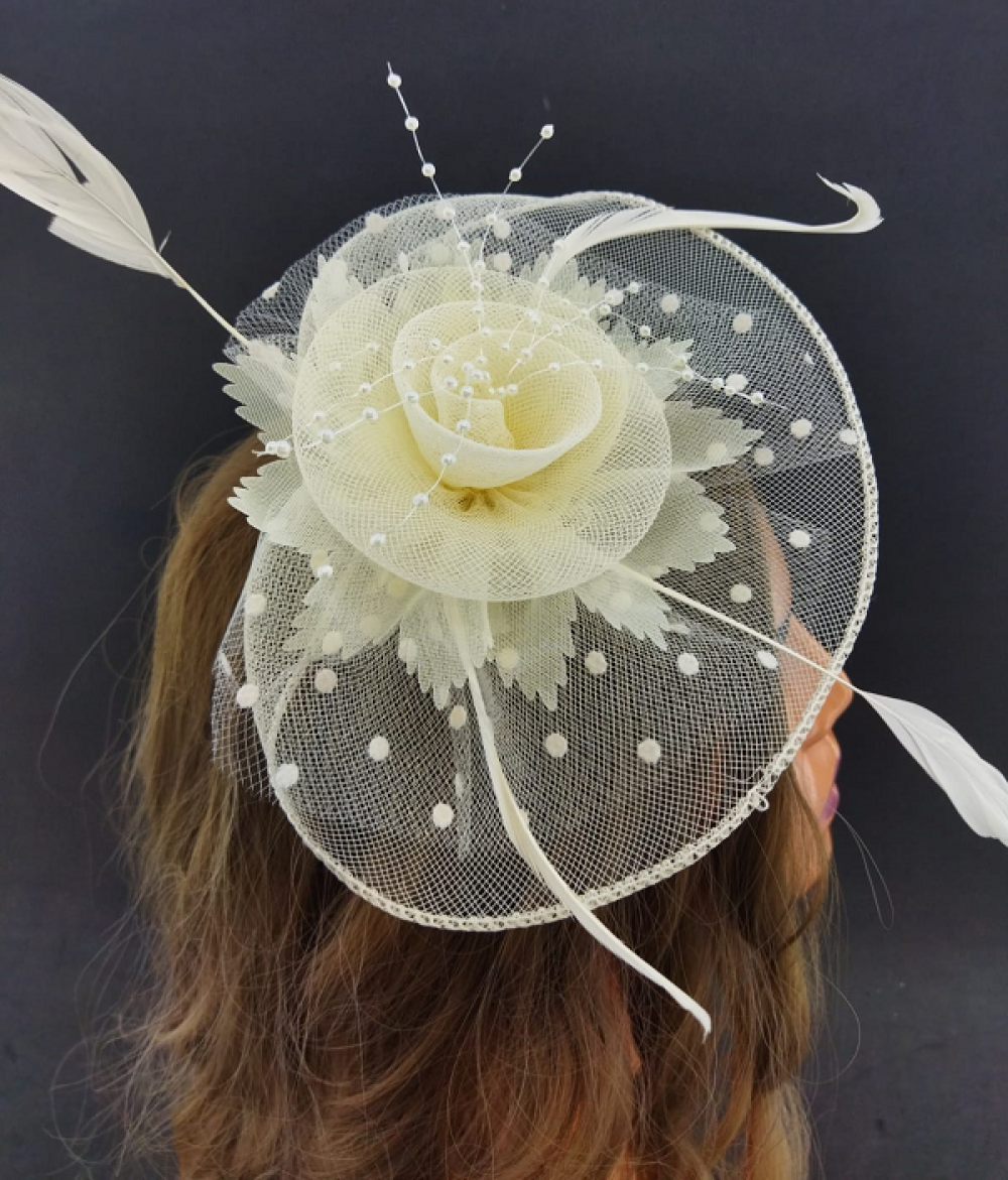 Gül Detaylı İnci Ve Puantiyelerden Oluşan Krem Rengi Vualet Şapka Nikah Kepi Gül Detaylı İnci Ve Puantiyelerden Oluşan Krem Rengi Vualet Şapka Nikah Kepi