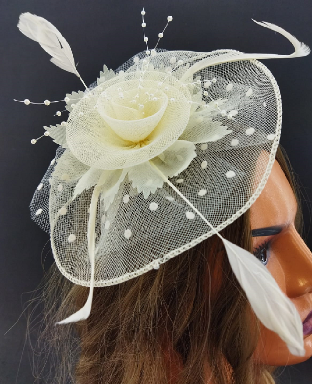 Gül Detaylı İnci Ve Puantiyelerden Oluşan Krem Rengi Vualet Şapka Nikah Kepi Gül Detaylı İnci Ve Puantiyelerden Oluşan Krem Rengi Vualet Şapka Nikah Kepi