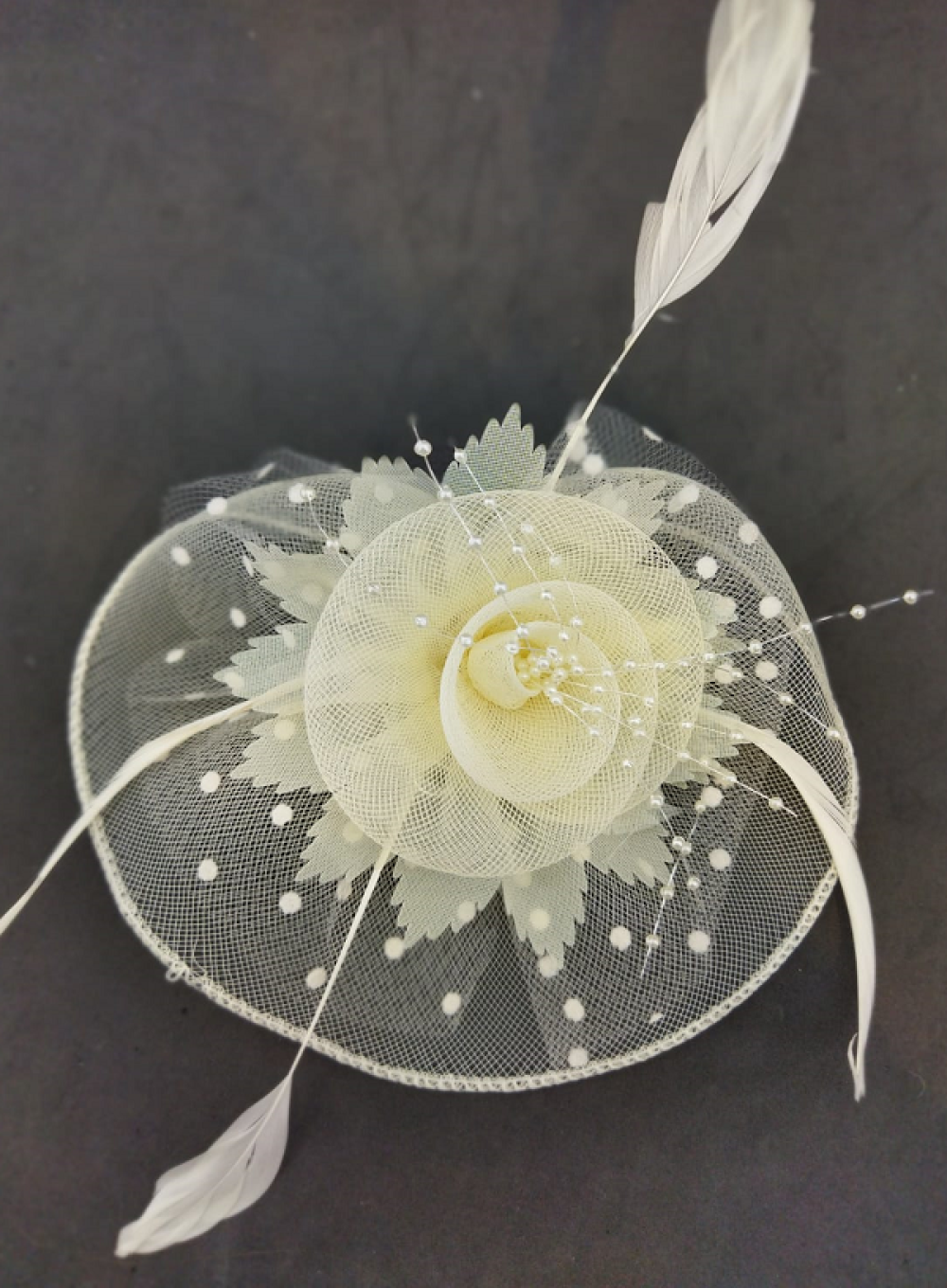 Gül Detaylı İnci Ve Puantiyelerden Oluşan Krem Rengi Vualet Şapka Nikah Kepi Gül Detaylı İnci Ve Puantiyelerden Oluşan Krem Rengi Vualet Şapka Nikah Kepi
