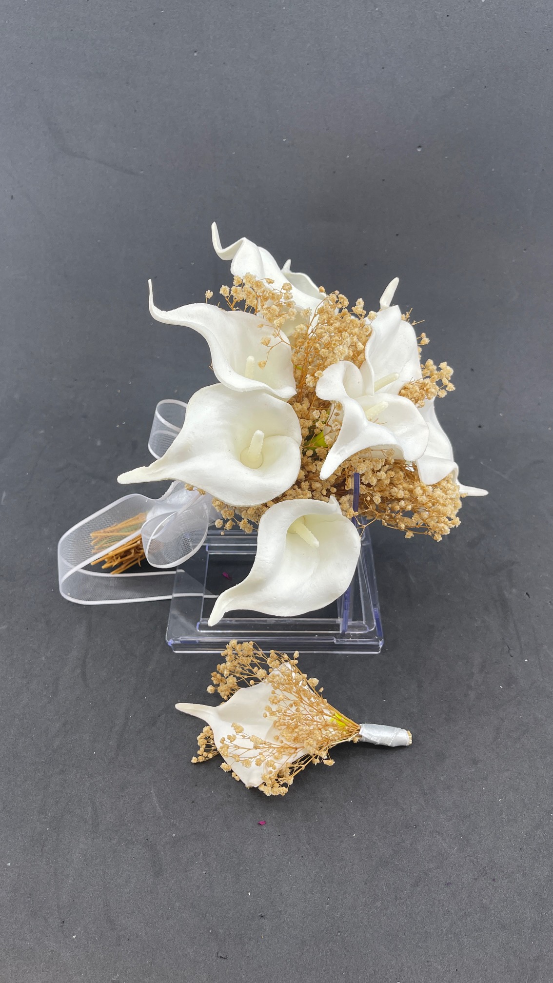 Kır Çiçekleriyle Süslenmiş Beyaz Gala Çiçekli Gelin Buketi ve Damat Yaka Çiçeği Kır Çiçekleriyle Süslenmiş Beyaz Gala Çiçekli Gelin Buketi ve Damat Yaka Çiçeği