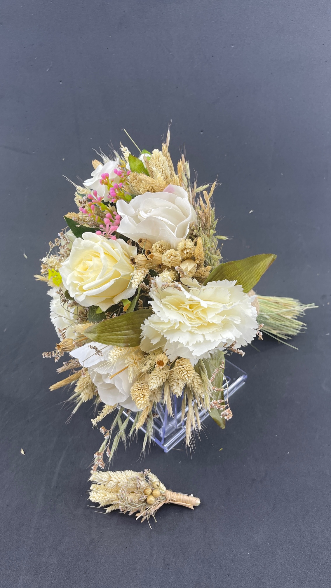 Kırık Beyaz - Krem Pembe Çövenlerle Süslü Gardenya Gül Gelin Buketi Ve Damat Yaka Çiçeği Kırık Beyaz - Krem Pembe Çövenlerle Süslü Gardenya Gül Gelin Buketi Ve Damat Yaka Çiçeği