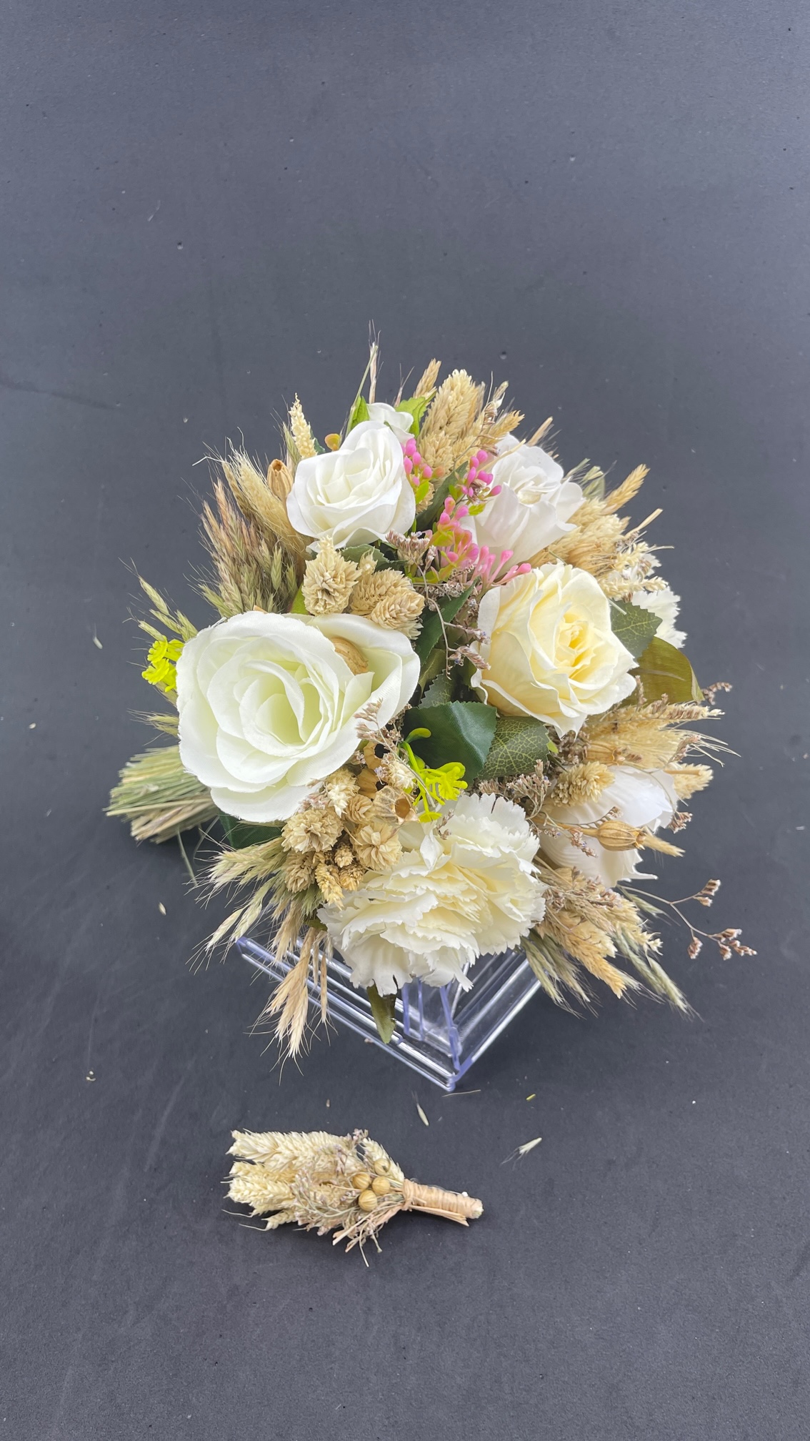 Kırık Beyaz - Krem Pembe Çövenlerle Süslü Gardenya Gül Gelin Buketi Ve Damat Yaka Çiçeği Kırık Beyaz - Krem Pembe Çövenlerle Süslü Gardenya Gül Gelin Buketi Ve Damat Yaka Çiçeği