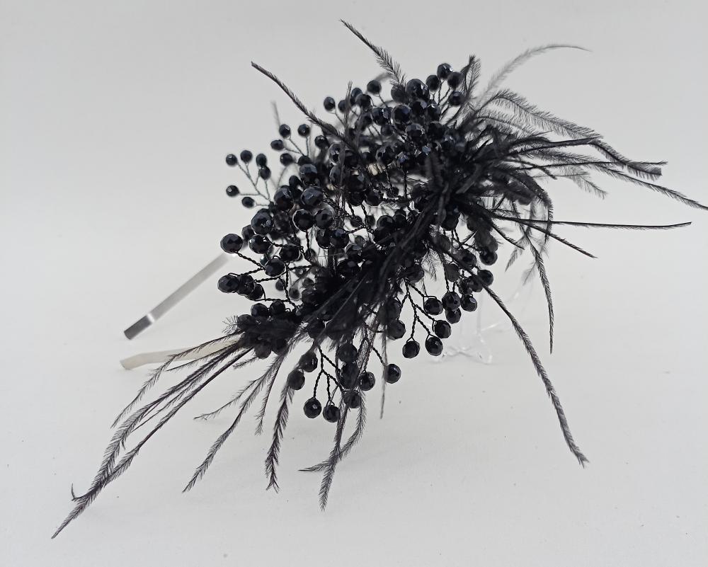 Kristal İşlemeli Tüy Detaylara Sahip Gelin Kına Tacı Kristal İşlemeli Tüy Detaylara Sahip Gelin Kına Tacı