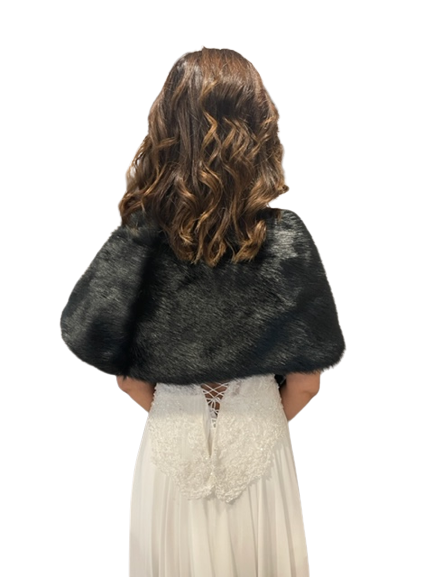 Kristal Taşlı Broşa Sahip Gelin Etol Kürk Bolero Kristal Taşlı Broşa Sahip Gelin Etol Kürk Bolero