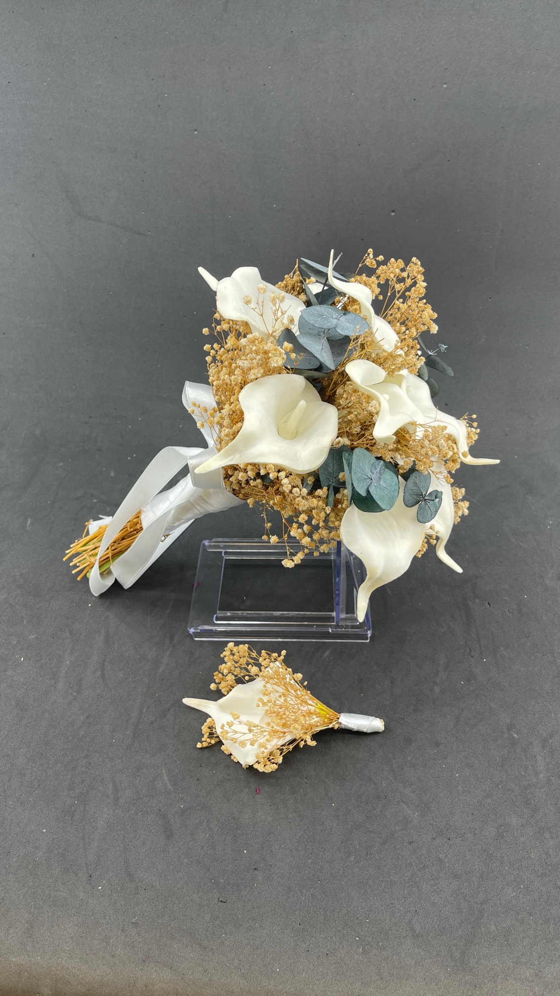 Okaliptüs Yaprakları İle Süslü Beyaz Gala Gelin Buketi Ve Damat Yaka Çiçeği Okaliptüs Yaprakları İle Süslü Beyaz Gala Gelin Buketi Ve Damat Yaka Çiçeği