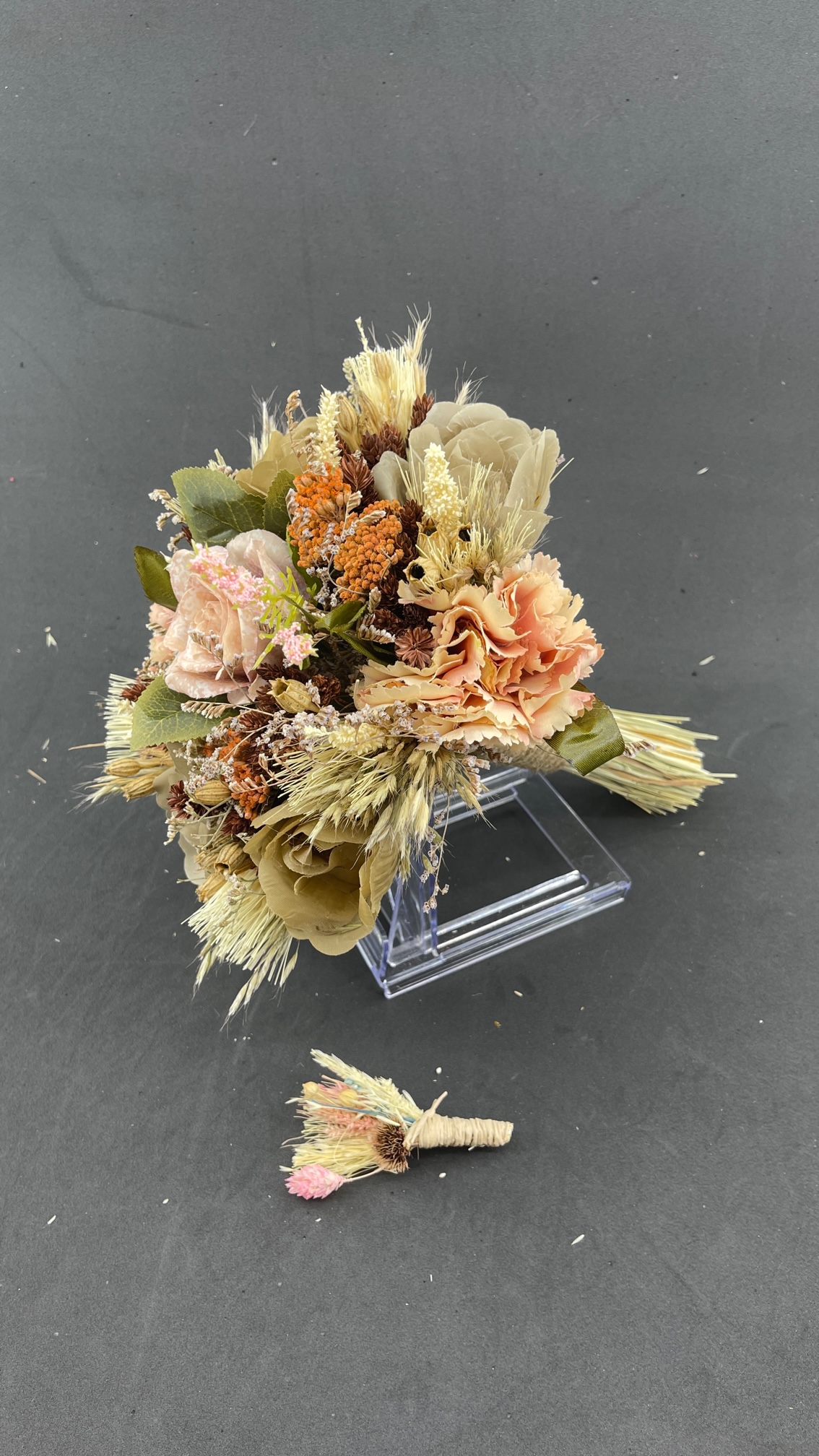 Pembe Kahve Bej Pastel Tonda Cipso Detaylı Aranjman Gelin Buketi Ve Damat Yaka Çiçeği Pembe Kahve Bej Pastel Tonda Cipso Detaylı Aranjman Gelin Buketi Ve Damat Yaka Çiçeği