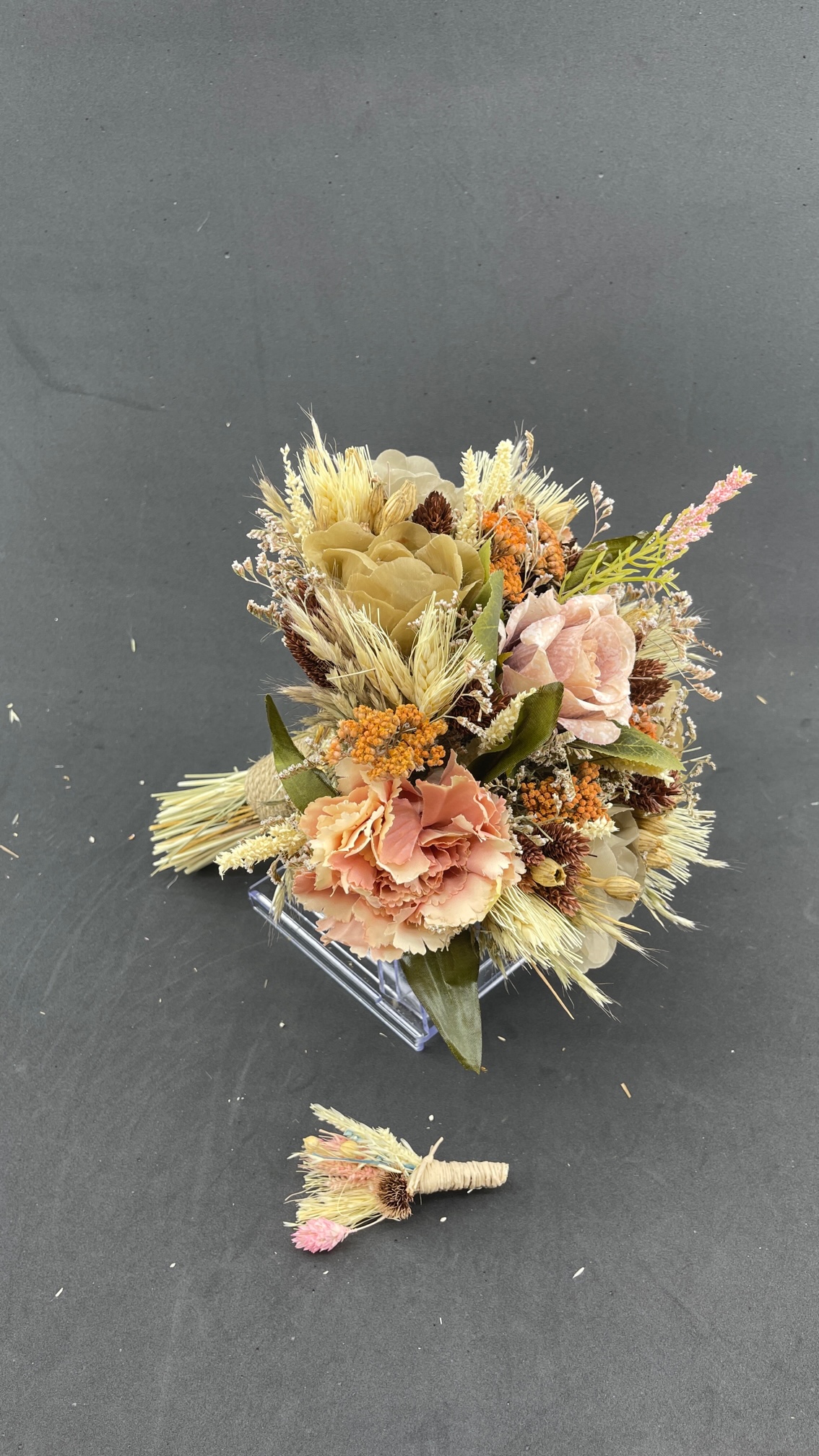 Pembe Kahve Bej Pastel Tonda Cipso Detaylı Aranjman Gelin Buketi Ve Damat Yaka Çiçeği Pembe Kahve Bej Pastel Tonda Cipso Detaylı Aranjman Gelin Buketi Ve Damat Yaka Çiçeği