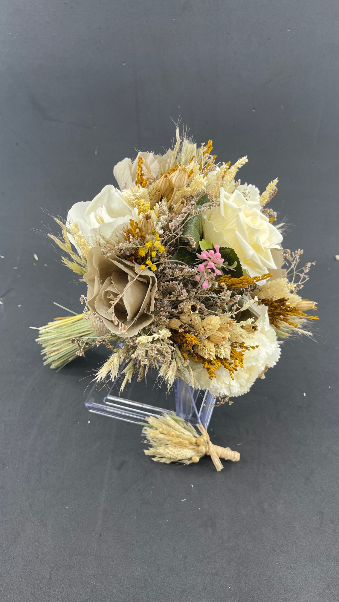 Soft Renklerde Kır Çiçekleri Detaylı Aranjman Gelin Buketi Ve Damat Yaka Çiçeği Soft Renklerde Kır Çiçekleri Detaylı Aranjman Gelin Buketi Ve Damat Yaka Çiçeği