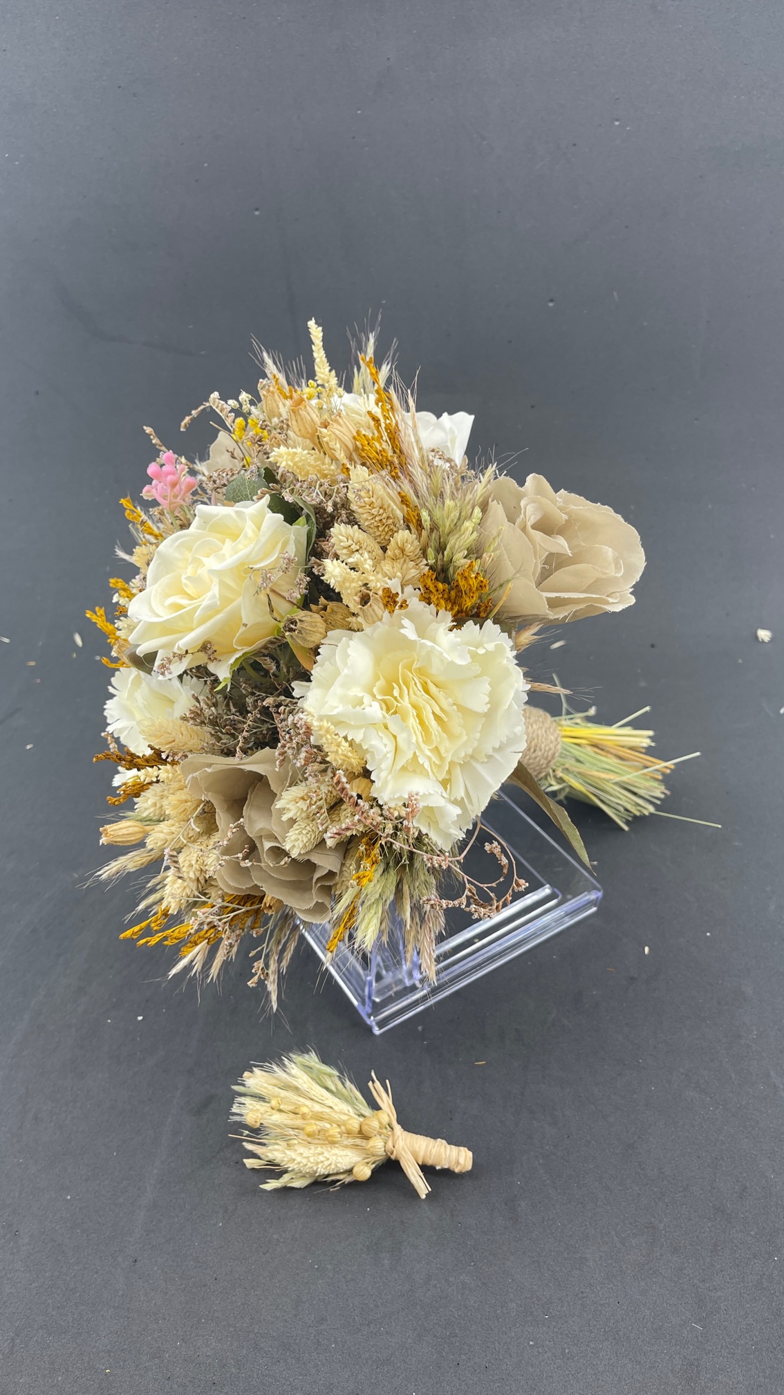 Soft Renklerde Kır Çiçekleri Detaylı Aranjman Gelin Buketi Ve Damat Yaka Çiçeği Soft Renklerde Kır Çiçekleri Detaylı Aranjman Gelin Buketi Ve Damat Yaka Çiçeği