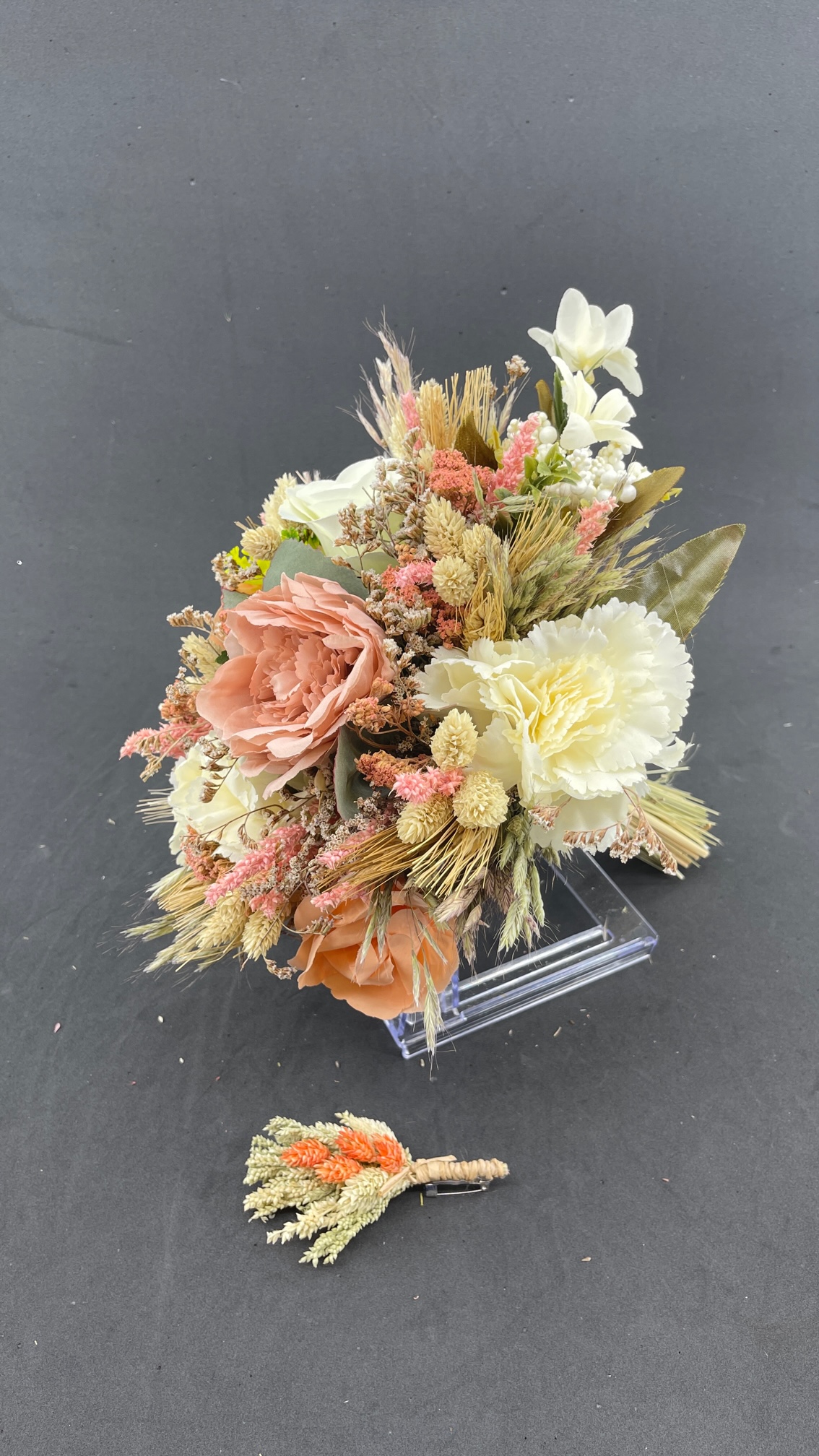 Somon Turuncu Pembe Tonlarda Çok Renkli Aranjman Gelin Buketi ve Damat Yaka Çiçeği Somon Turuncu Pembe Tonlarda Çok Renkli Aranjman Gelin Buketi ve Damat Yaka Çiçeği