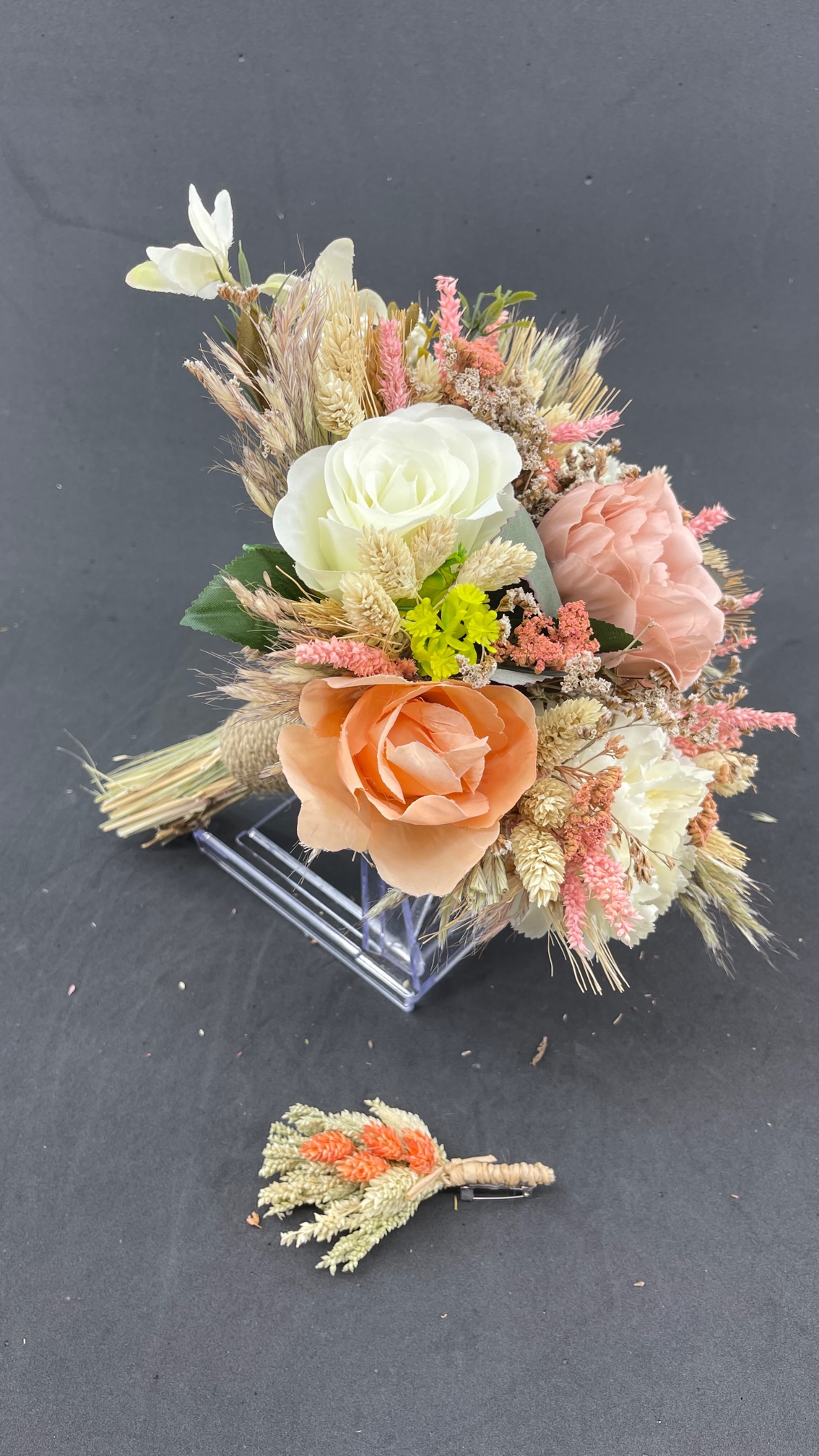 Somon Turuncu Pembe Tonlarda Çok Renkli Aranjman Gelin Buketi ve Damat Yaka Çiçeği Somon Turuncu Pembe Tonlarda Çok Renkli Aranjman Gelin Buketi ve Damat Yaka Çiçeği