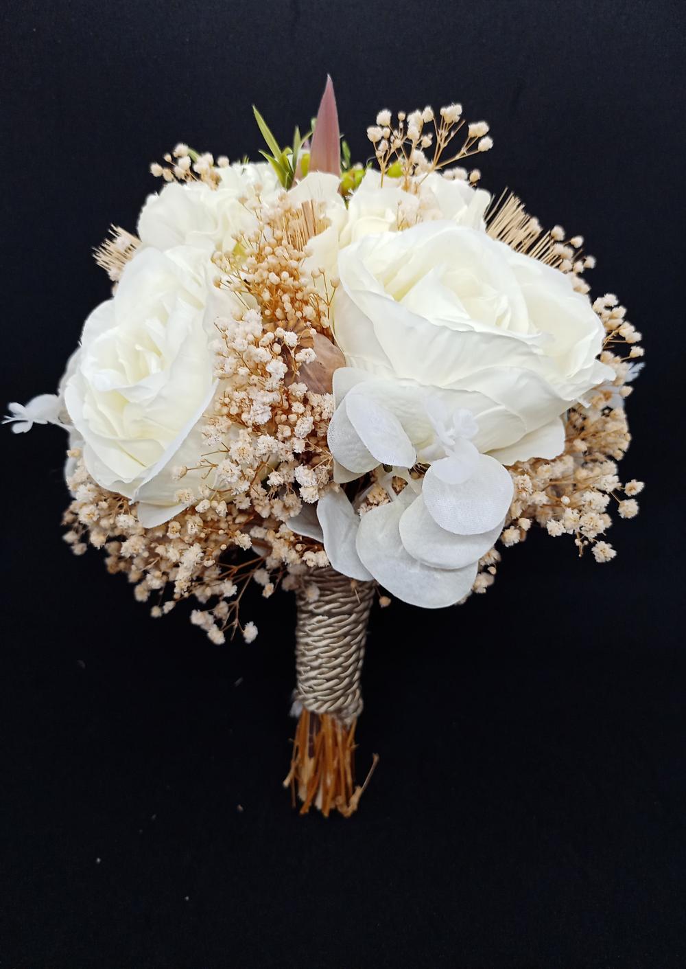 Yaprak Detayları Olan Cipsolarla Süslenmiş Soft Tonlarda Beyaz Gül Gelin Buketi Yaprak Detayları Olan Cipsolarla Süslenmiş Soft Tonlarda Beyaz Gül Gelin Buketi