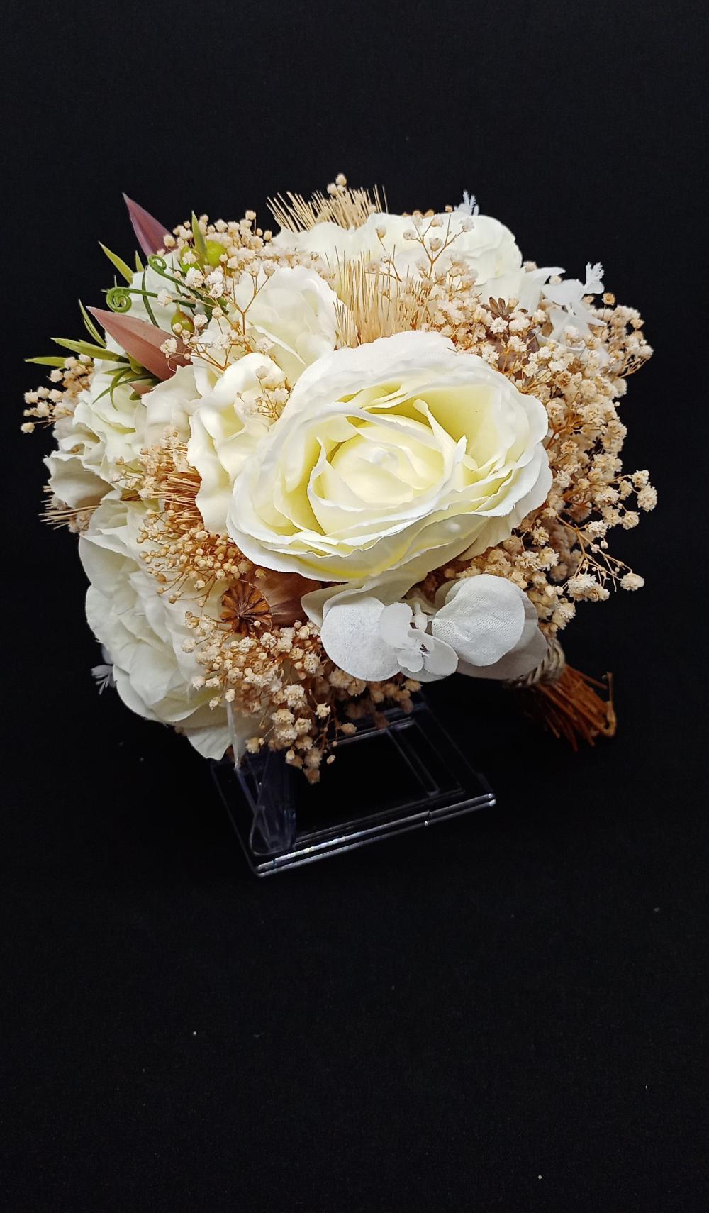 Yaprak Detayları Olan Cipsolarla Süslenmiş Soft Tonlarda Beyaz Gül Gelin Buketi Yaprak Detayları Olan Cipsolarla Süslenmiş Soft Tonlarda Beyaz Gül Gelin Buketi