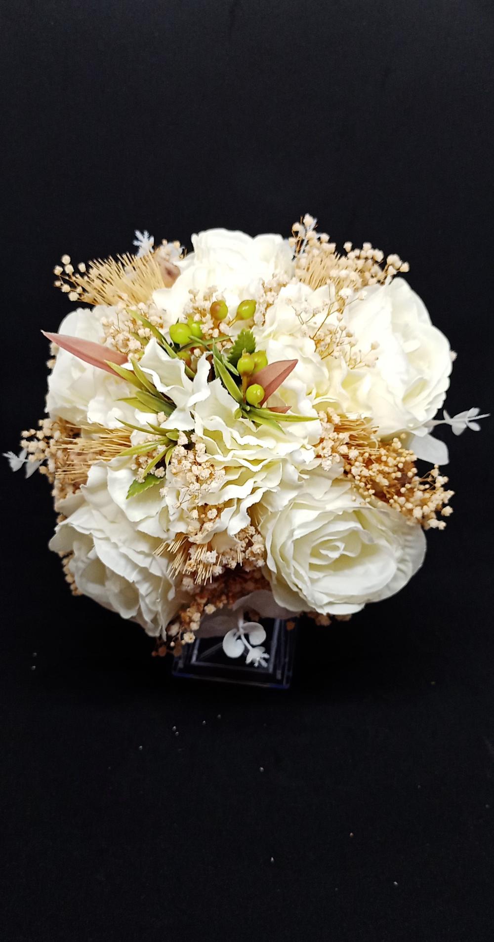 Yaprak Detayları Olan Cipsolarla Süslenmiş Soft Tonlarda Beyaz Gül Gelin Buketi Yaprak Detayları Olan Cipsolarla Süslenmiş Soft Tonlarda Beyaz Gül Gelin Buketi