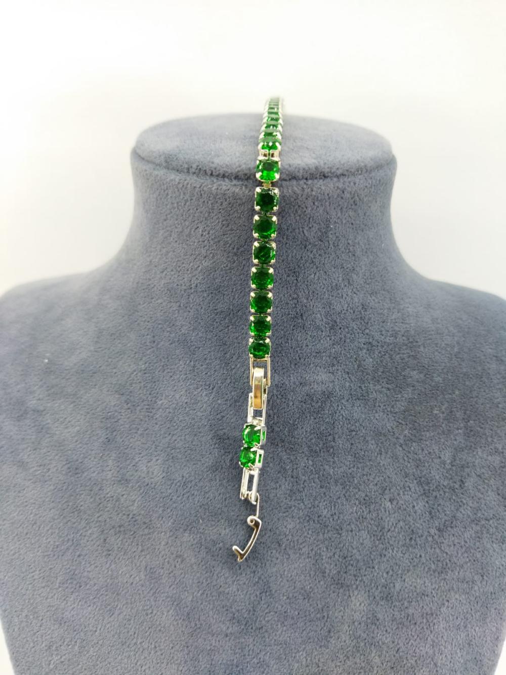 Zümrüt Yeşili Taşlardan Oluşan Kolye Ve Bileklik Seti Zümrüt Yeşili Taşlardan Oluşan Kolye Ve Bileklik Seti