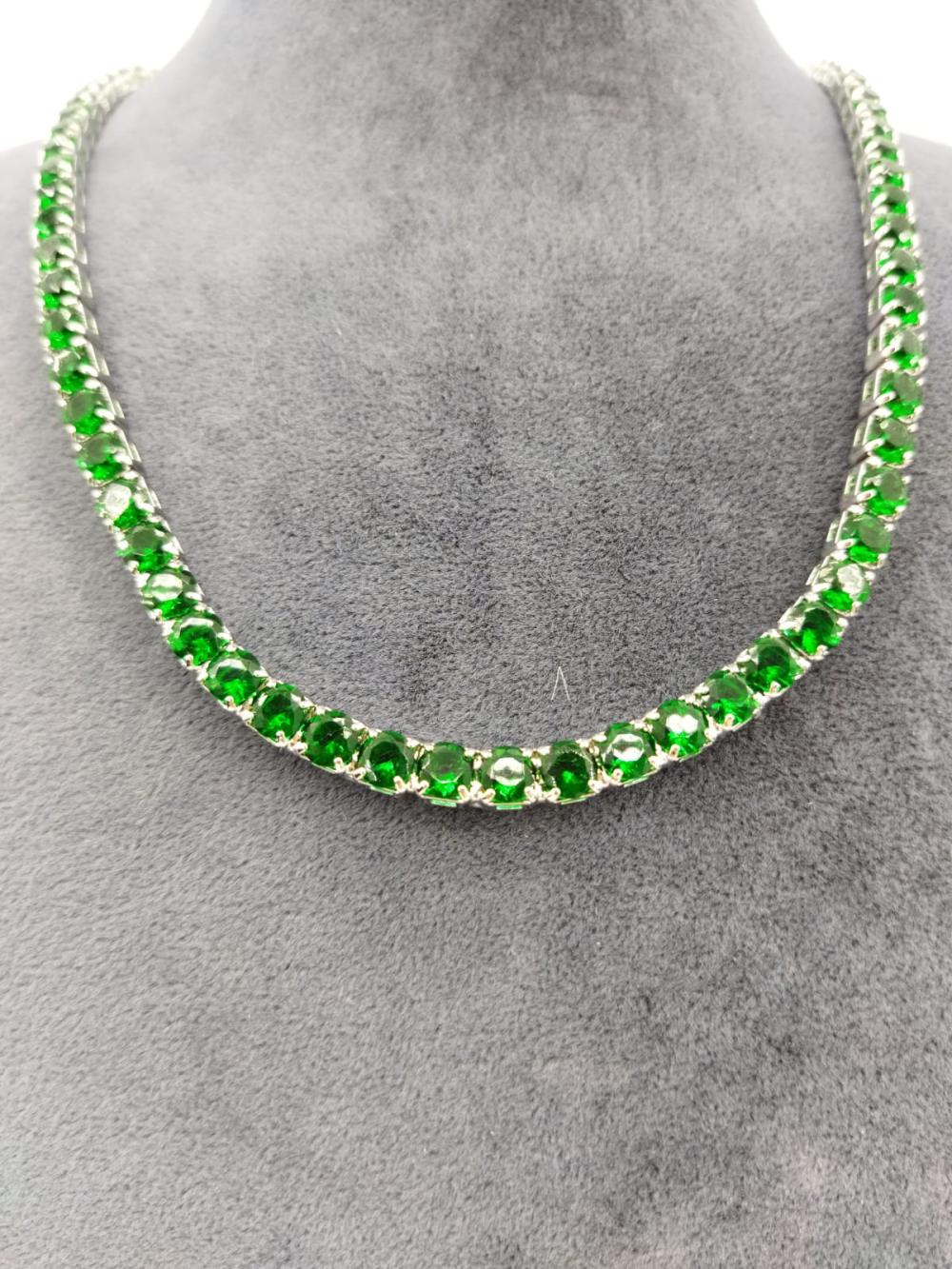 Zümrüt Yeşili Taşlardan Oluşan Kolye Ve Bileklik Seti Zümrüt Yeşili Taşlardan Oluşan Kolye Ve Bileklik Seti