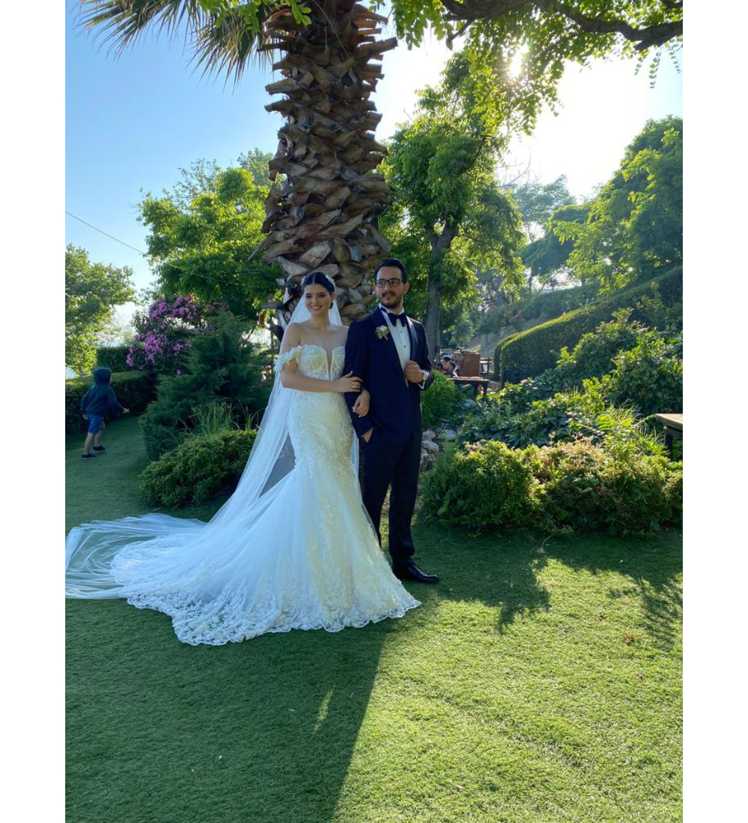 Fransız Dantel Dizaynlı Romantik Yarım Balık Gelinlik Fransız Dantel Dizaynlı Romantik Yarım Balık Gelinlik