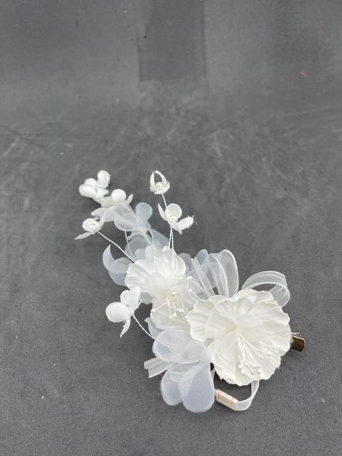 Beyaz Çiçek ve Tül Detaylı Nişan Kına Gelin Saç Tokası