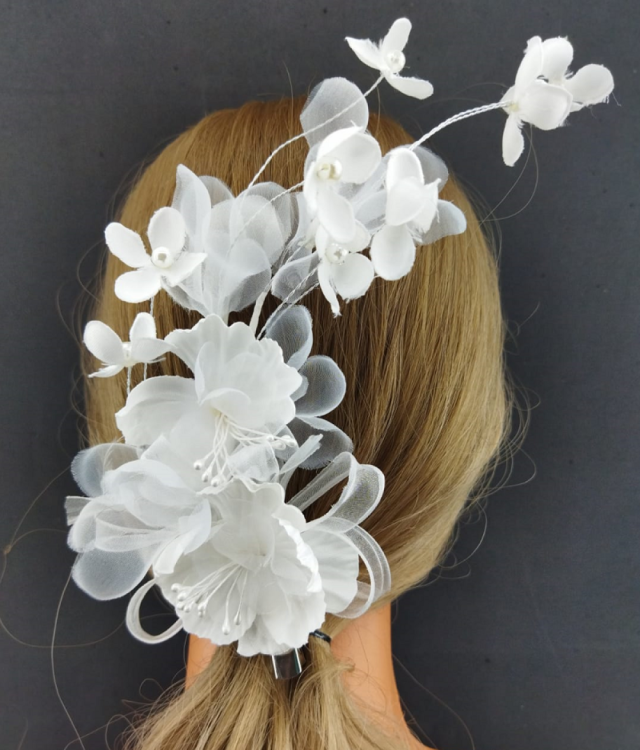 Beyaz Çiçeklerden Oluşan İnci Ve Tül Detayına Sahip Gelin Tokası