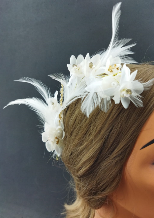 Beyaz Çiçeklerle Süslenmiş Tüy Detaylarına Sahip Şık Gelin Tokası