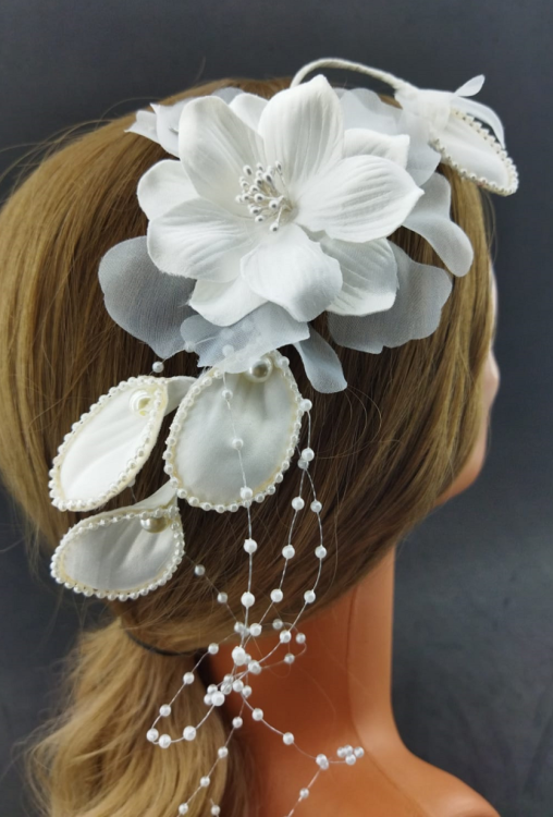 Beyaz Çiçekten Oluşan İnci Detaylarına Sahip Gelin Tokası