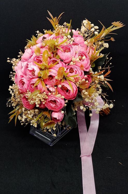 Beyaz Cipsolardan Süslenmiş Pembe Şakayık Gelin Buketi 