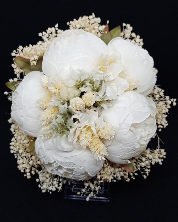 Beyaz Cipsolarla Süslenmiş Beyaz Şakayık Gelin Buketi 