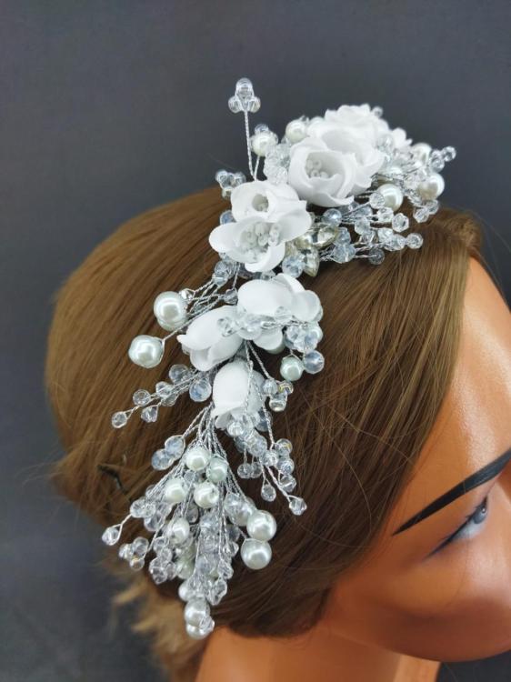 Beyaz Gül Detaylı İnci Ve Kristallerle Süslenmiş Gelin Tacı