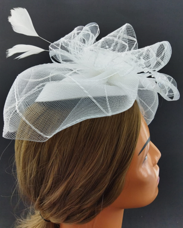 Beyaz Gül Detaylı Tüllerle Şekillendirilmiş Vualet Şapka Nikah Kepi