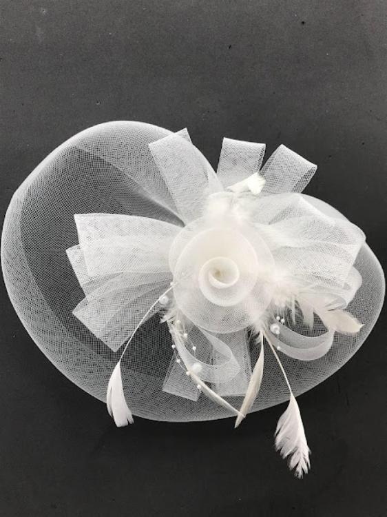 Beyaz Gül Detaylı Tüy Ve Tüllerle Süslenmiş Vualet Şapka Nikah Kepi