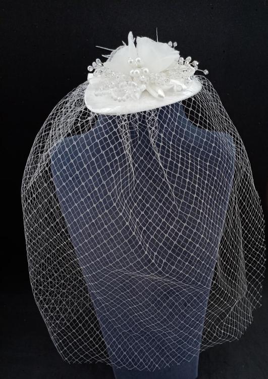 Beyaz Gülden Oluşan Dantel Detaylı Vualet Şapka Nikah Kepi 