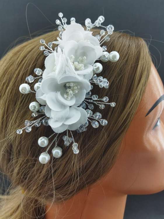 Beyaz Güllerle Süslenmiş Kristal Ve İncilerden Oluşan Gelin Tokası