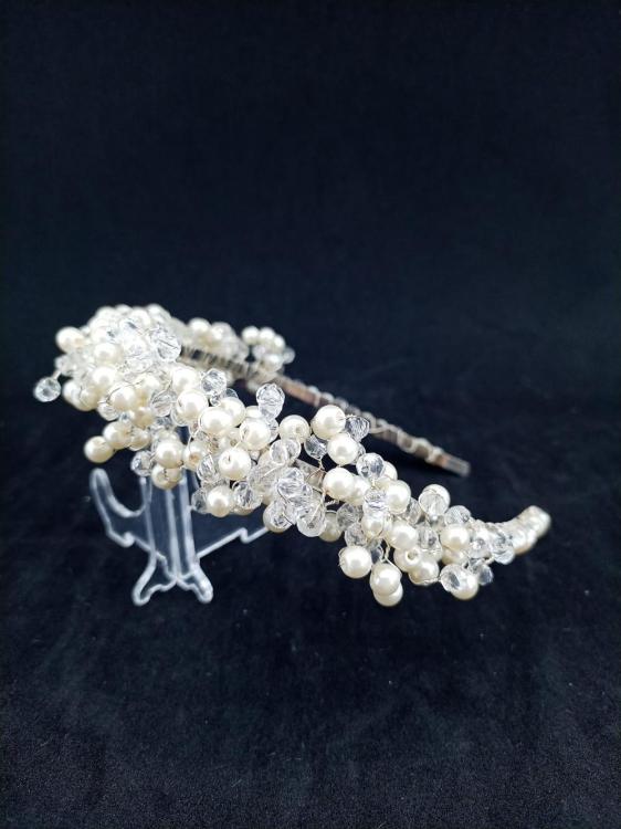 Beyaz İnciler Ve Kristallerle Süslenmiş İnce Gelin Tacı