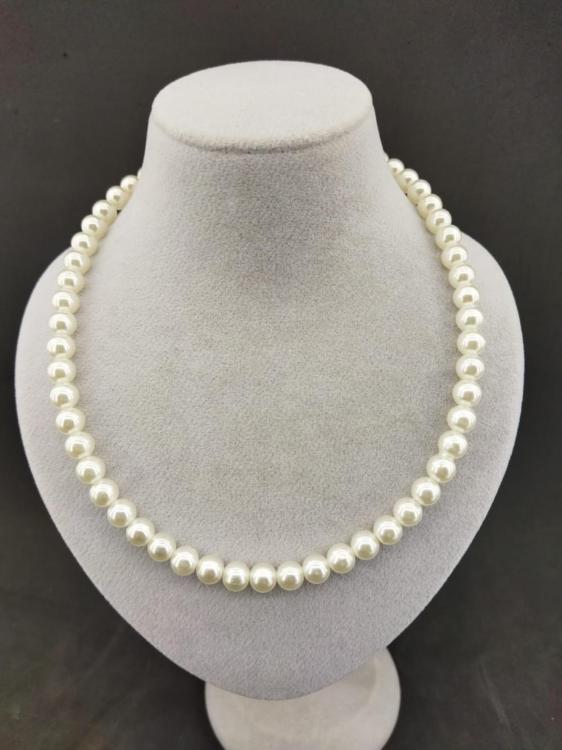 Beyaz İncilerden Oluşturulmuş Kadın Kolyesi