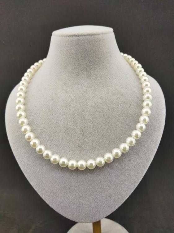 Beyaz İncilerden Oluşturulmuş Kadın Kolyesi