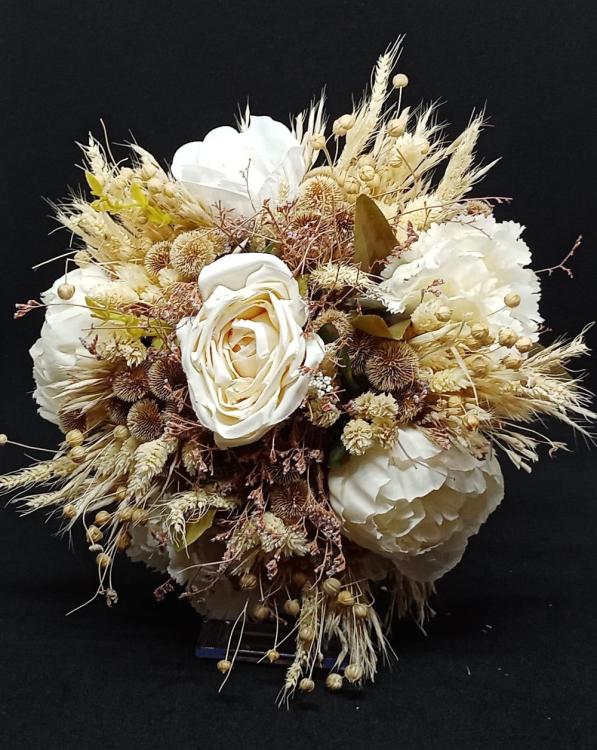 Beyaz Karanfil Ve Güllerden Oluşan Gelin Buketi 