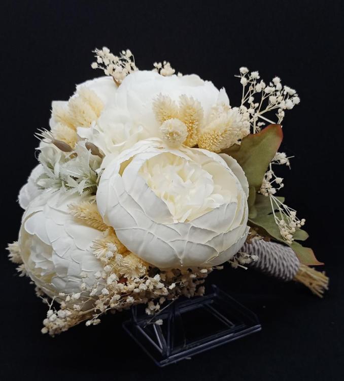 Beyaz Şakayık Ve Cipsolarla Süslenmiş Gelin Buketi 